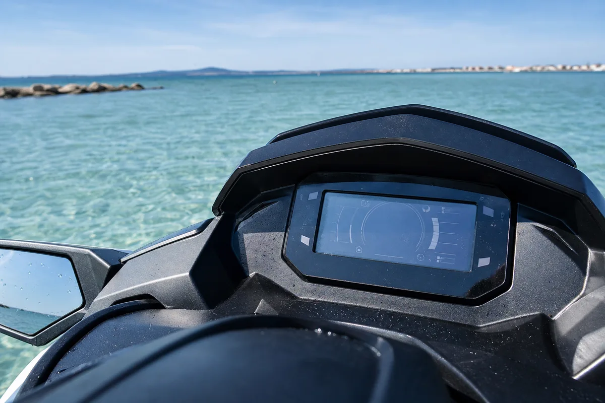 Compteur d&rsquo;heures et tableau de bord d&rsquo;un jet-ski, ecran allume